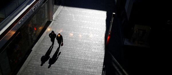 Люди в масках в пустынном торговом центре в Пекине Люди в масках в пустынном торговом центре в Пекине - Sputnik Lietuva