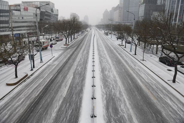 Пустынная заснеженная улица в Пекине  - Sputnik Литва