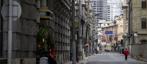 Мужчина на пустынной улице в Шанхае Мужчина на пустынной улице в Шанхае - Sputnik Lietuva