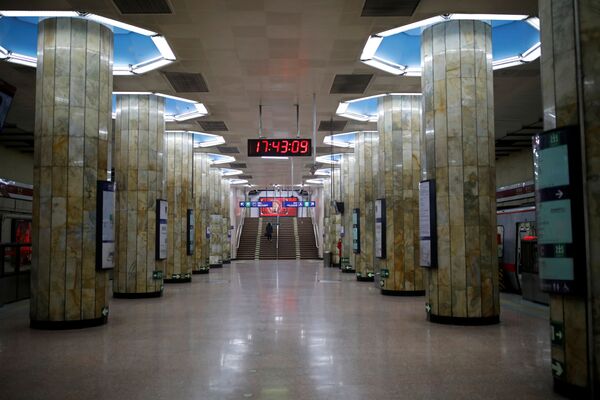 Пассажиры на пустынном вокзале в Пекине - Sputnik Lietuva