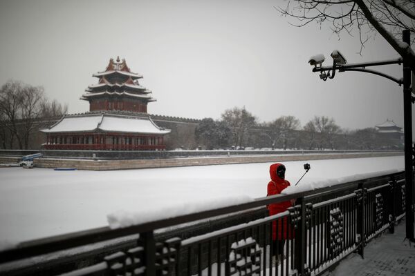 Девушка в маске во время селфи у Запретного города в Пекине  - Sputnik Lietuva