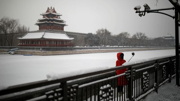 Девушка в маске во время селфи у Запретного города в Пекине  - Sputnik Литва
