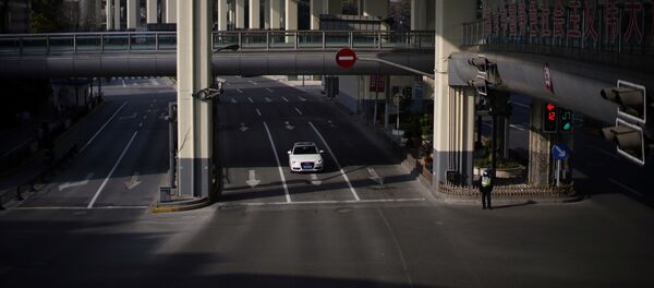 Машина на пустынной улице в Шанхае  - Sputnik Литва