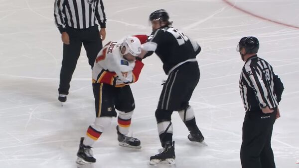Битва тяжеловесов: матч НХЛ был прерван из-за жестокой драки - Sputnik Литва