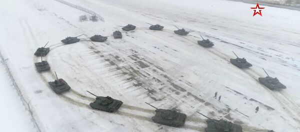 Российский военный сделал девушке предложение с помощью танков Российский военный сделал девушке предложение с помощью танков - Sputnik Литва