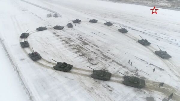 Российский военный сделал девушке предложение с помощью танков - Sputnik Литва