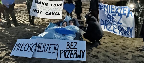 Голый протест против строительства канала через Балтийскую косу Голый протест против строительства канала через Балтийскую косу - Sputnik Lietuva