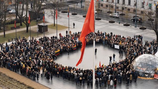 В День восстановления Литовского государства МИД и другие госучреждения вместе исполнили гимн Литвы - Sputnik Литва