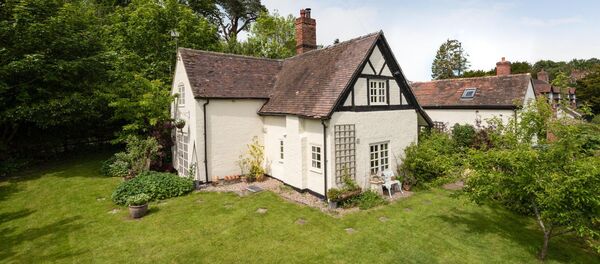 Britė loterijoje laimėjo XVII amžiaus kotedžą Britė loterijoje laimėjo XVII amžiaus kotedžą - Sputnik Lietuva