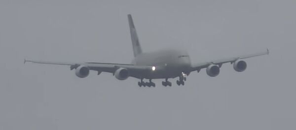 Nufilmuotas lėktuvo nusileidimas Londone audros metu Nufilmuotas lėktuvo nusileidimas Londone audros metu - Sputnik Lietuva