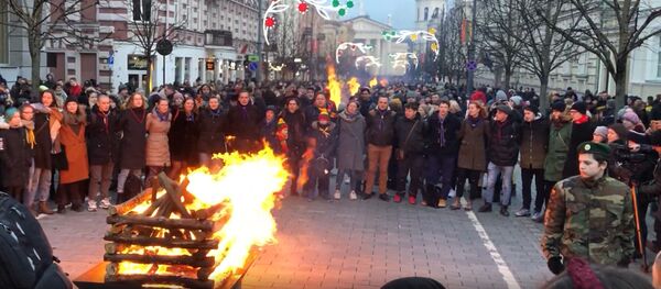 Костры и песни: как Вильнюс отпраздновал День восстановления государства Костры и песни: как Вильнюс отпраздновал День восстановления государства - Sputnik Lietuva