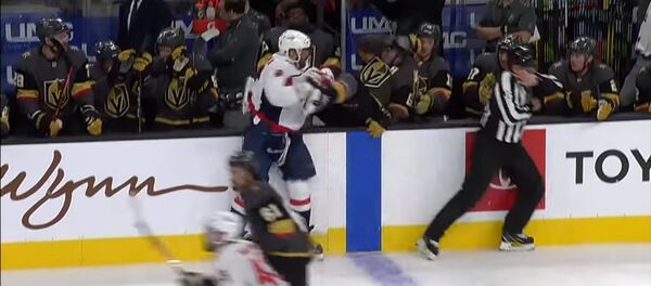 Овечкин силовым приемом выкинул соперника на скамейку запасных - Sputnik Литва