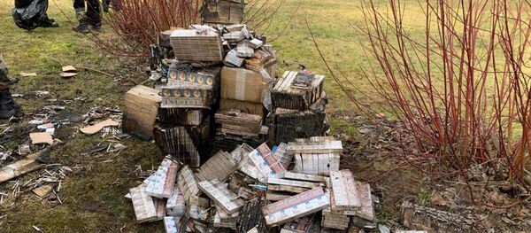 Контрабандисты пытались сжечь сигареты, архивное фото - Sputnik Литва