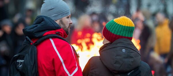 Люди на улицах Вильнюса в шапке в цвета флага Литвы, архивное фото - Sputnik Литва