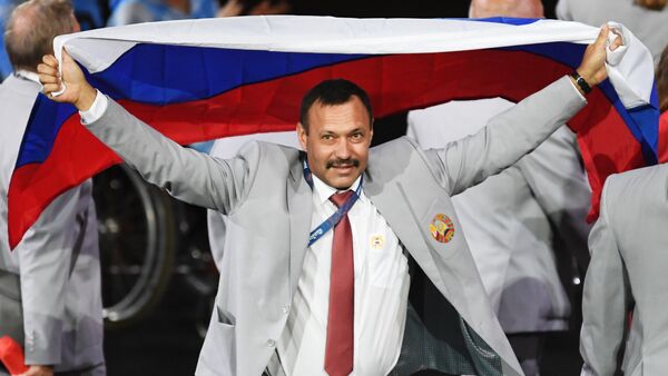 Директор Республиканского центра олимпийской подготовки по легкой атлетике Андрей Фомочкин с флагом России - Sputnik Lietuva