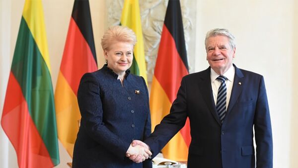 Даля Грибаускайте поздравляет президента Федеративной Республики Германия Йоахима Гаука - Sputnik Литва