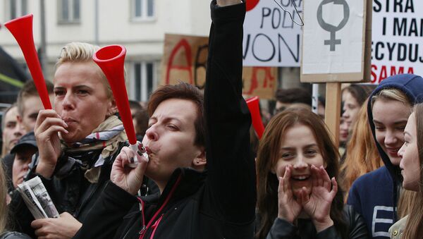 Женщины протестуют против отмены абортов в Варшаве - Sputnik Литва