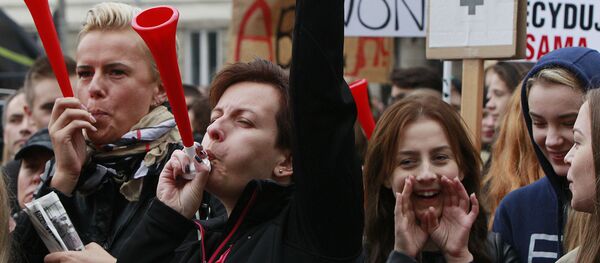 Женщины протестуют против отмены абортов в Варшаве - Sputnik Литва