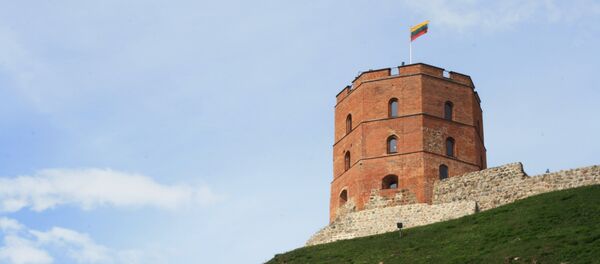 Южный склон башни Гядиминаса. Башня на холме - один из самых узнаваемых строений Вильнюсе - Sputnik Литва