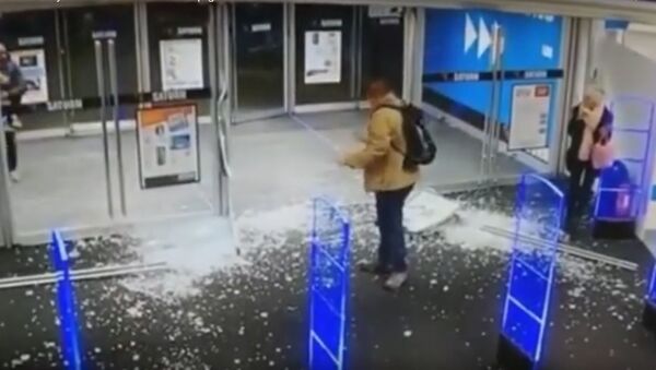 Покупатель вдребезги разбил стеклянные двери в магазине, сильно толкнув их - Sputnik Lietuva
