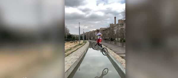 Экстремал на велосипеде перепрыгнул трехметровый канал в Барселоне - Sputnik Lietuva