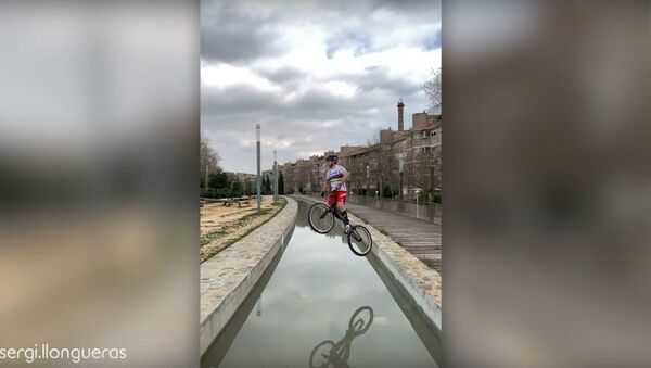 Экстремал на велосипеде перепрыгнул трехметровый канал в Барселоне - Sputnik Lietuva