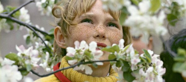 Школьница среди цветущих деревьев, Украинская ССР, 1972 год Школьница среди цветущих деревьев, Украинская ССР, 1972 год - Sputnik Lietuva