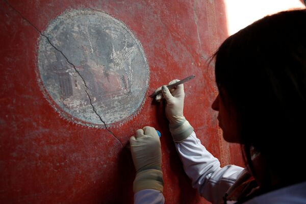 Археолог реставрирует фреску на вилле Casa degli Amanti в Помпеях - Sputnik Литва