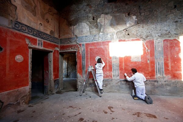 Работа археологов в Casa degli Amanti, одном из трех отреставрированных домов, открытых для публики в Помпеях - Sputnik Литва