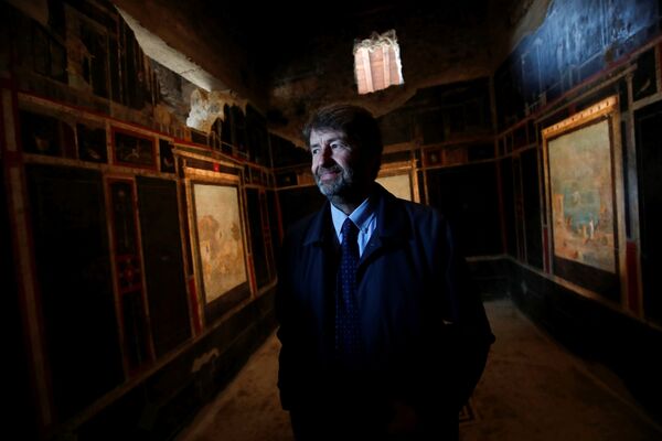 Министр культуры Италии Дарио Франческини рассматривает фрески в доме, открытом для публики в Помпеях - Sputnik Литва