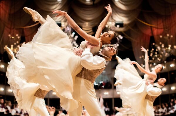 Танцоры Венского государственного балета на традиционном Венском оперном балу в Вене, Австрия - Sputnik Lietuva
