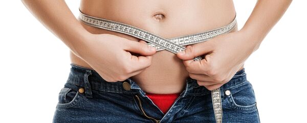 Девушка проверяет свою талию, архивное фото Девушка проверяет свою талию, архивное фото - Sputnik Lietuva