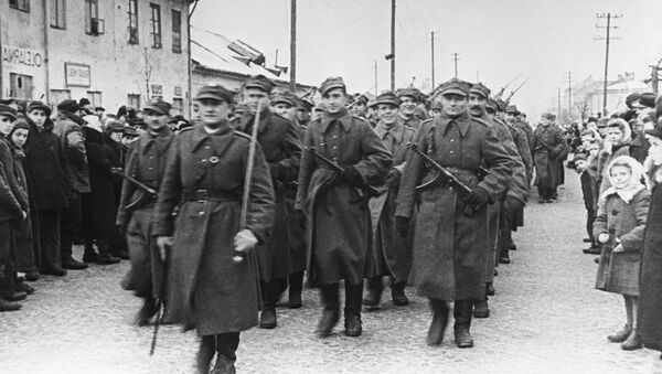 Военный парад в освобожденной от фашистской оккупации Варшаве, январь 1945 года - Sputnik Lietuva