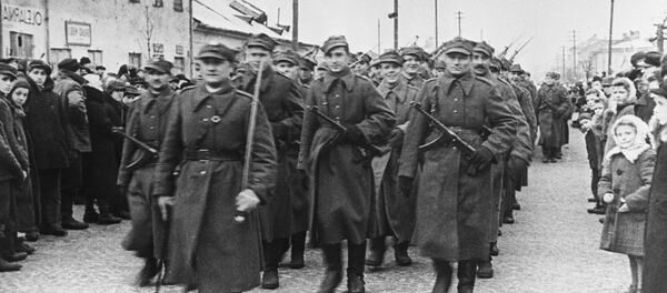 Военный парад в освобожденной от фашистской оккупации Варшаве, январь 1945 года - Sputnik Литва