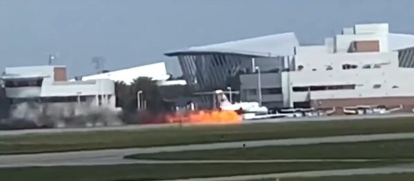 На видео попал момент посадки горящего самолета в США На видео попал момент посадки горящего самолета в США - Sputnik Lietuva