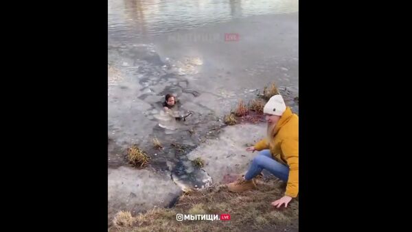 Женщина спасла собаку из воды в Мытищах - Sputnik Литва