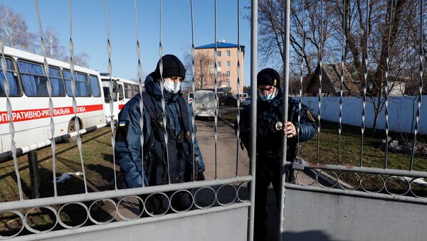 Сотрудники Нацгвардии Украины на территории санатория в Новых Санжарах, 21 февраля 2020 года - Sputnik Литва