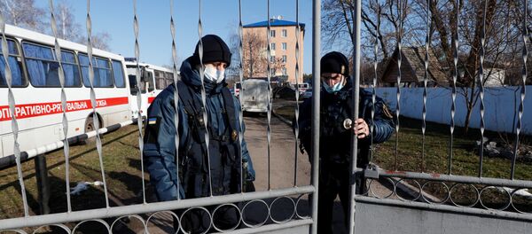 Сотрудники Нацгвардии Украины на территории санатория в Новых Санжарах, 21 февраля 2020 года - Sputnik Литва