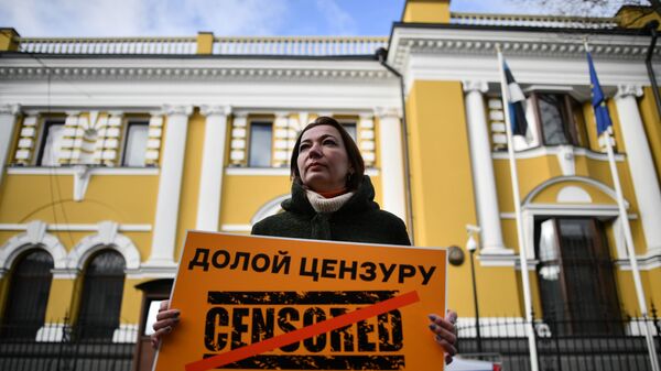 Глава Sputnik Эстония Елена Черышева участвует в пикете у посольства Эстонии в Москве - Sputnik Литва