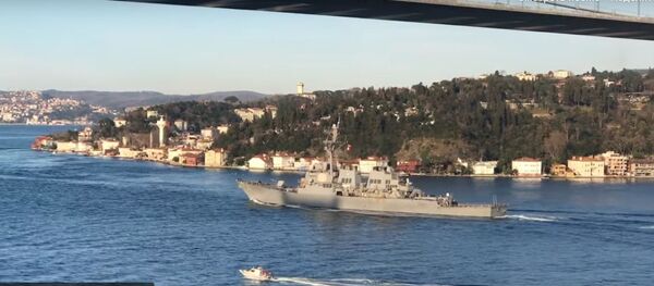 Nufilmuotas JAV eskadrinio minininko įplaukimas į Juodąją jūrą Nufilmuotas JAV eskadrinio minininko įplaukimas į Juodąją jūrą - Sputnik Lietuva