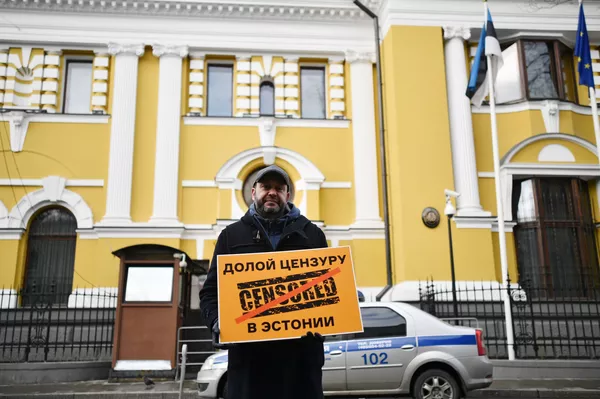 Šalin cenzūrą: šalia Estijos ambasados Maskvoje surengtas piketas Sputnik paremti Šalin cenzūrą: šalia Estijos ambasados Maskvoje surengtas piketas Sputnik paremti - Sputnik Lietuva