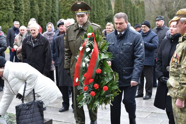 Акция памяти на Антакальнисском кладбище в День защитника Отечества, 23 февраля 2020 года - Sputnik Lietuva