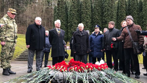 Акция памяти на Антакальнисском кладбище в День защитника Отечества, 23 февраля 2020 года - Sputnik Литва