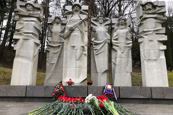Акция памяти на Антакальнисском кладбище в День защитника Отечества, 23 февраля 2020 года - Sputnik Литва