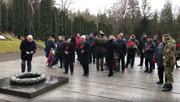 В День защитника Отечества в Вильнюсе почтили память советских солдат - Sputnik Литва