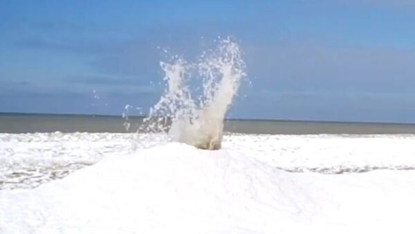 Ледяные вулканы на озере Мичиган показали на видео - Sputnik Литва