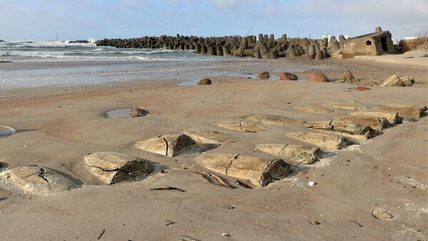 Бетонные бочки, закопанные в пески пляжа в Клайпеде - Sputnik Литва