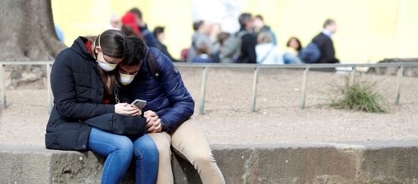 Молодая пара около Колизея в Риме, 25 февраля 2020 года Молодая пара около Колизея в Риме, 25 февраля 2020 года - Sputnik Литва