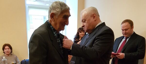 Посол России в Литве Александр Удальцов вручает юбилейную медаль 75 лет Победы в Великой Отечественной войне 1941-1945 годах, 25 февраля 2020 года // Photo / Facebook / МИД России Посол России в Литве Александр Удальцов вручает юбилейную медаль 75 лет Победы в Великой Отечественной войне 1941-1945 годах, 25 февраля 2020 года // Photo / Facebook / МИД России - Sputnik Lietuva