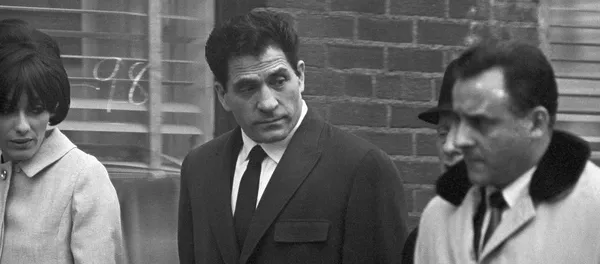 John'as Franzese vyresnysis išeina iš teismo po banko apiplėšimo bylos nagrinėjimo John'as Franzese vyresnysis išeina iš teismo po banko apiplėšimo bylos nagrinėjimo - Sputnik Lietuva